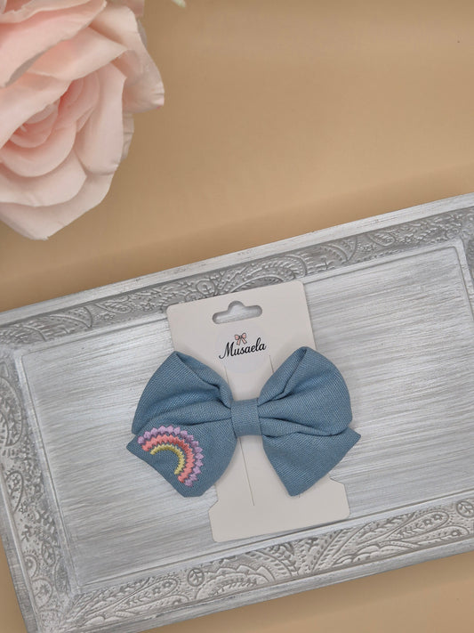 Große bestickte Schleife mit Blumenmuster oder Regenbogen