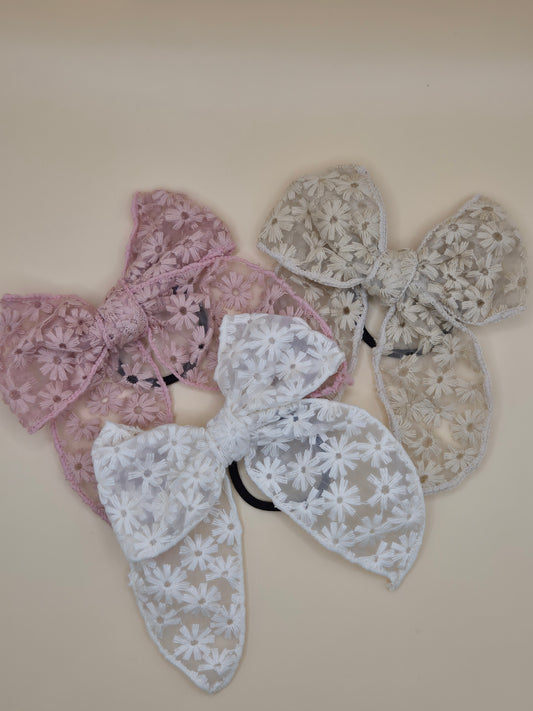 Haarschleife mit schöner Spitze