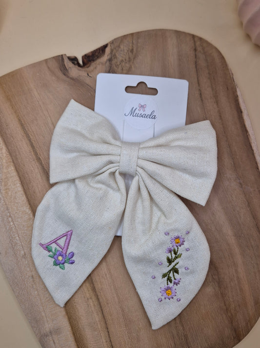 Große Haarschleife als Haarspange mit Bestickung Buchstabe und Blumen