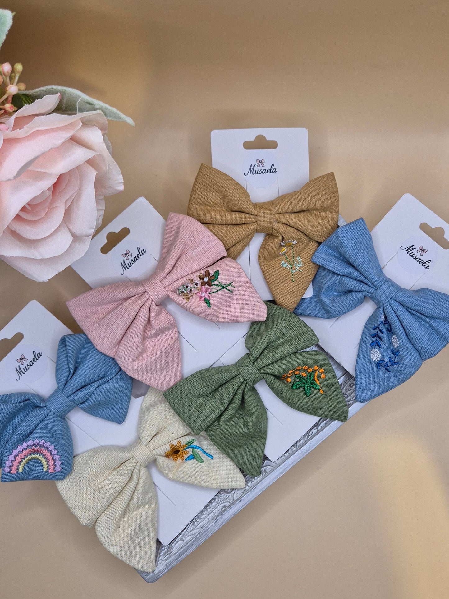 Große bestickte Schleife mit Blumenmuster oder Regenbogen