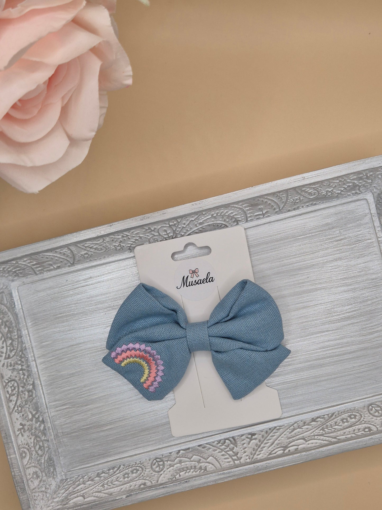 Große bestickte Schleife mit Blumenmuster oder Regenbogen