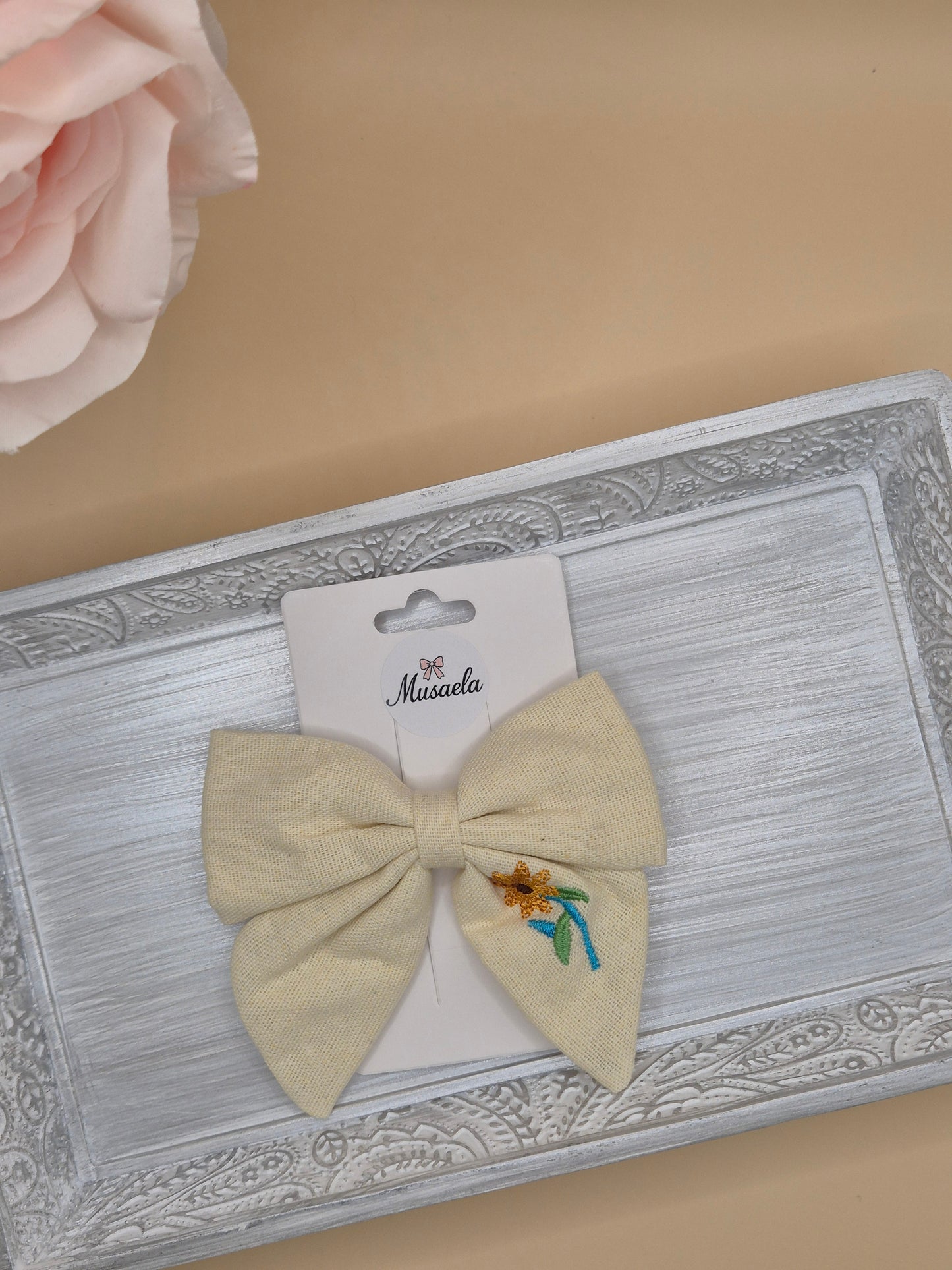 Große bestickte Schleife mit Blumenmuster oder Regenbogen