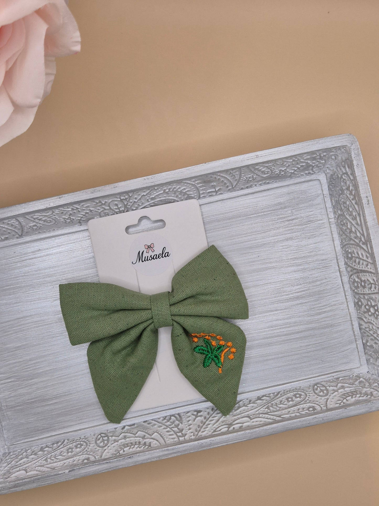 Große bestickte Schleife mit Blumenmuster oder Regenbogen