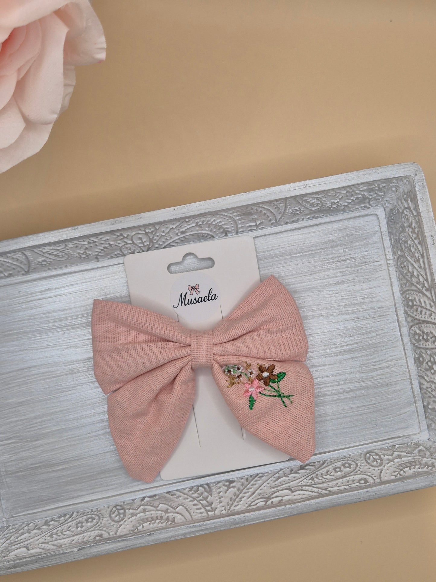 Große bestickte Schleife mit Blumenmuster oder Regenbogen