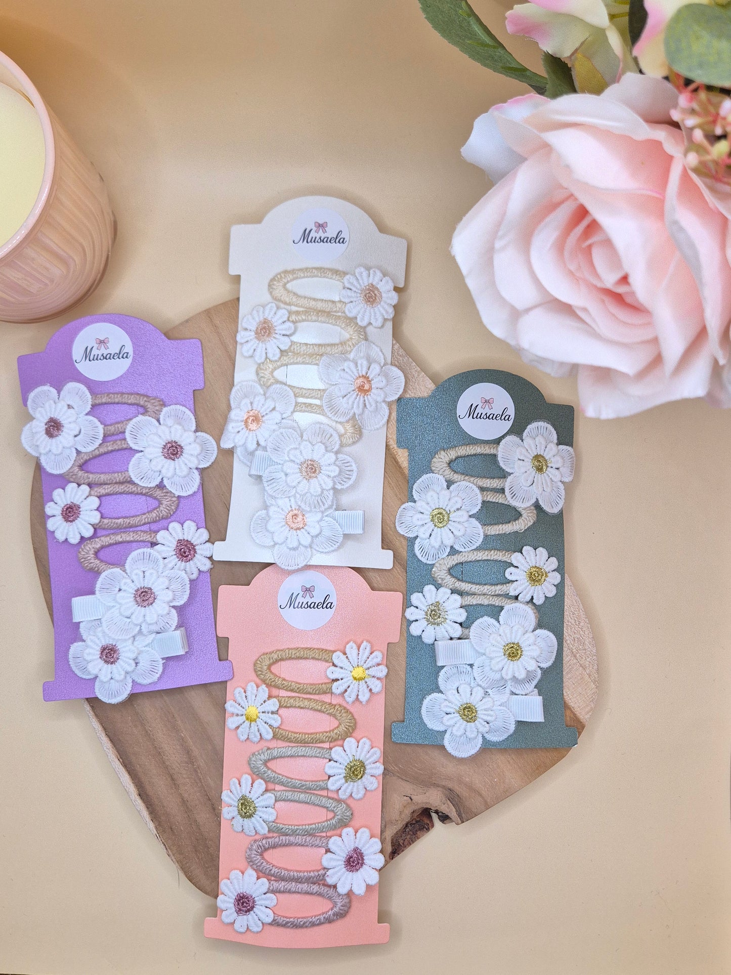 Schöne bestickte Haarspangen mit Gänseblümchen