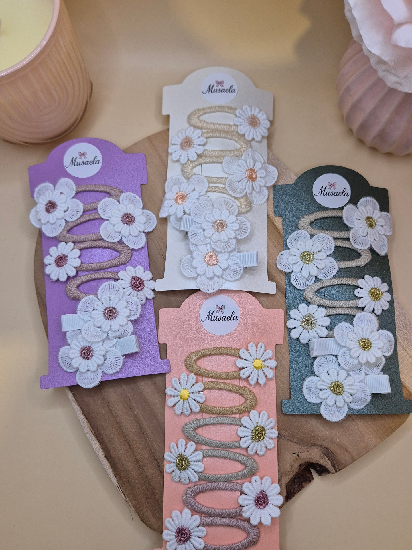 Schöne bestickte Haarspangen mit Gänseblümchen