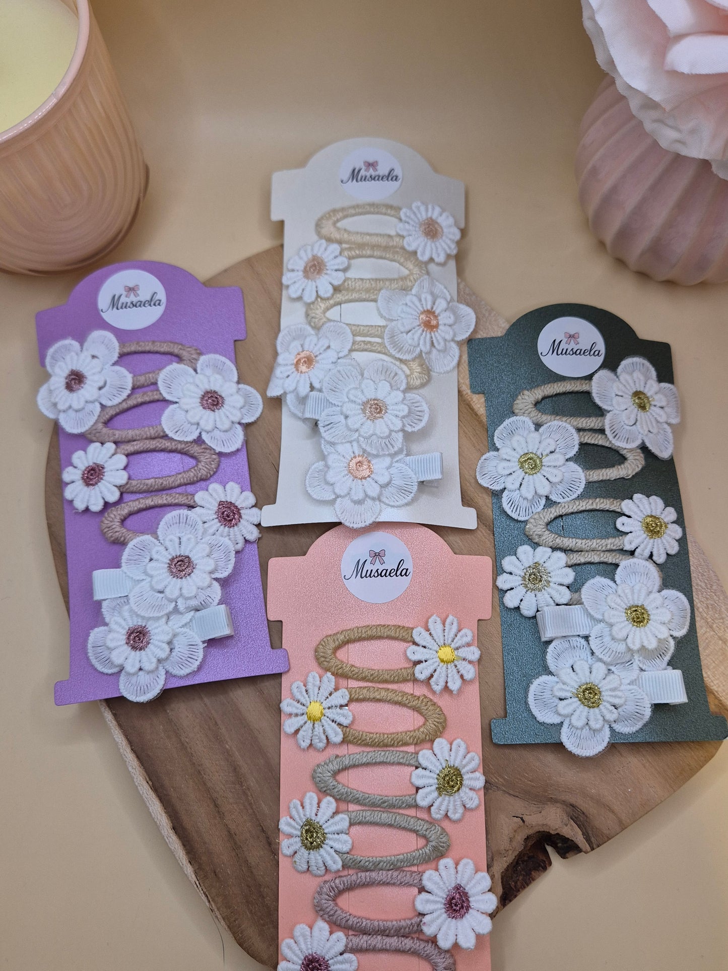 Schöne bestickte Haarspangen mit Gänseblümchen