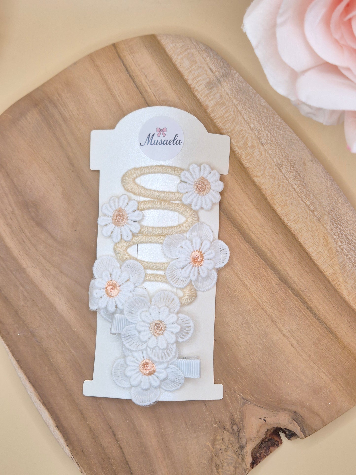 Schöne bestickte Haarspangen mit Gänseblümchen