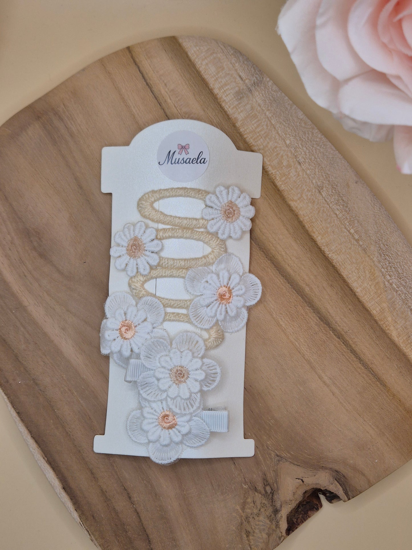 Schöne bestickte Haarspangen mit Gänseblümchen