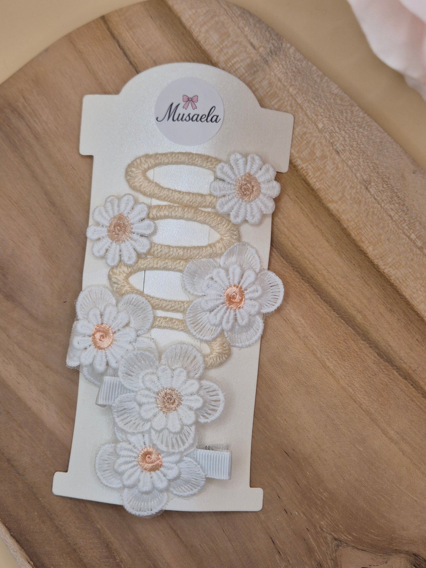 Schöne bestickte Haarspangen mit Gänseblümchen