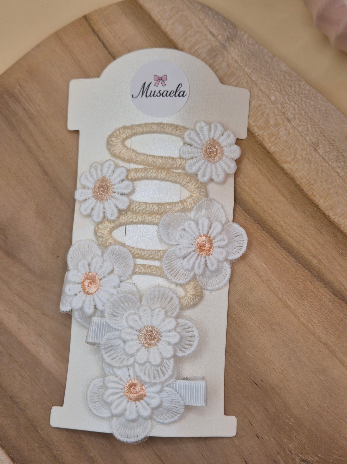 Schöne bestickte Haarspangen mit Gänseblümchen