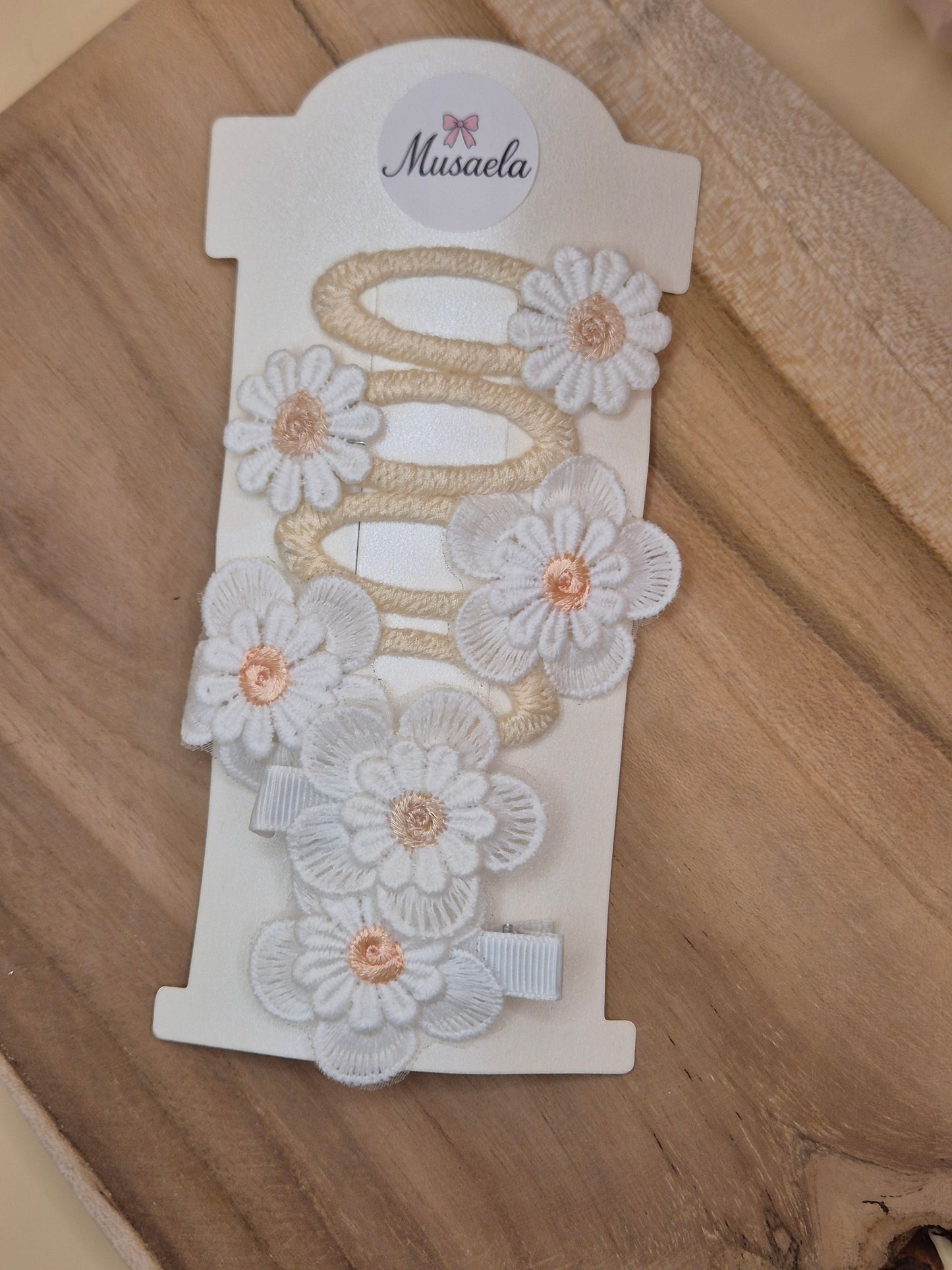 Schöne bestickte Haarspangen mit Gänseblümchen