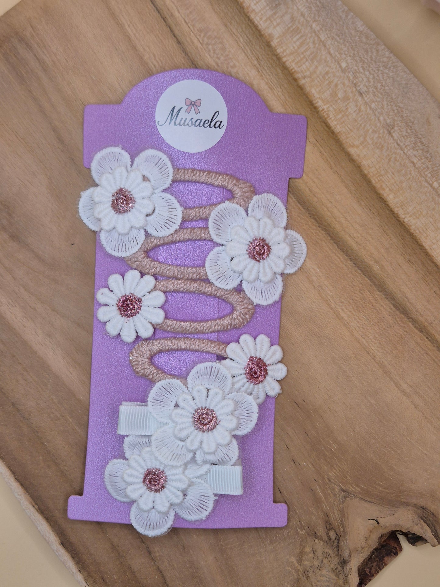 Schöne bestickte Haarspangen mit Gänseblümchen