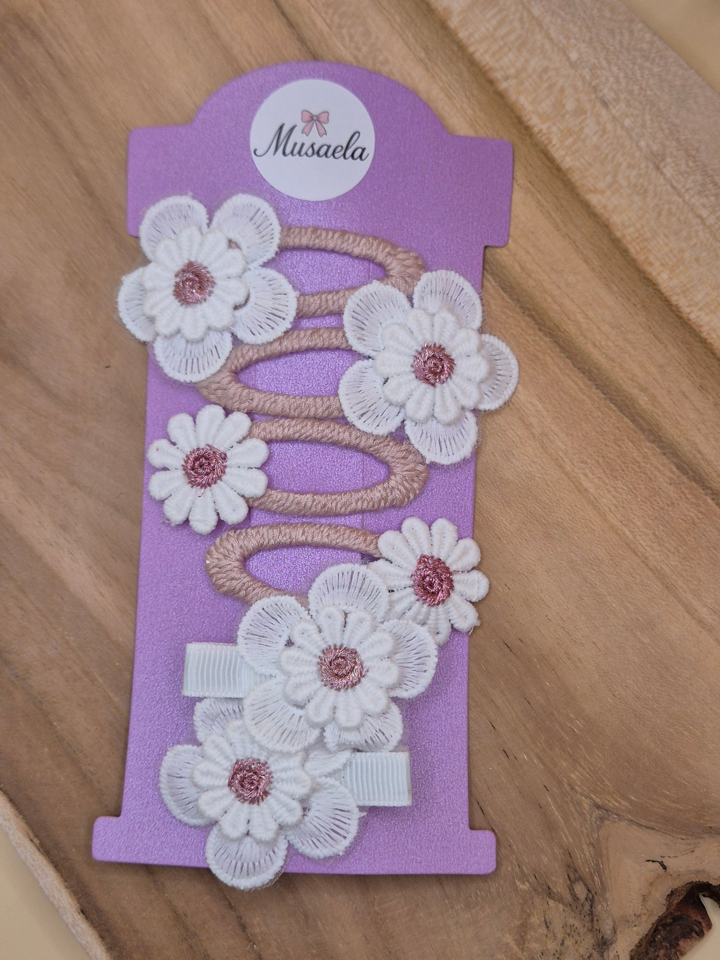 Schöne bestickte Haarspangen mit Gänseblümchen