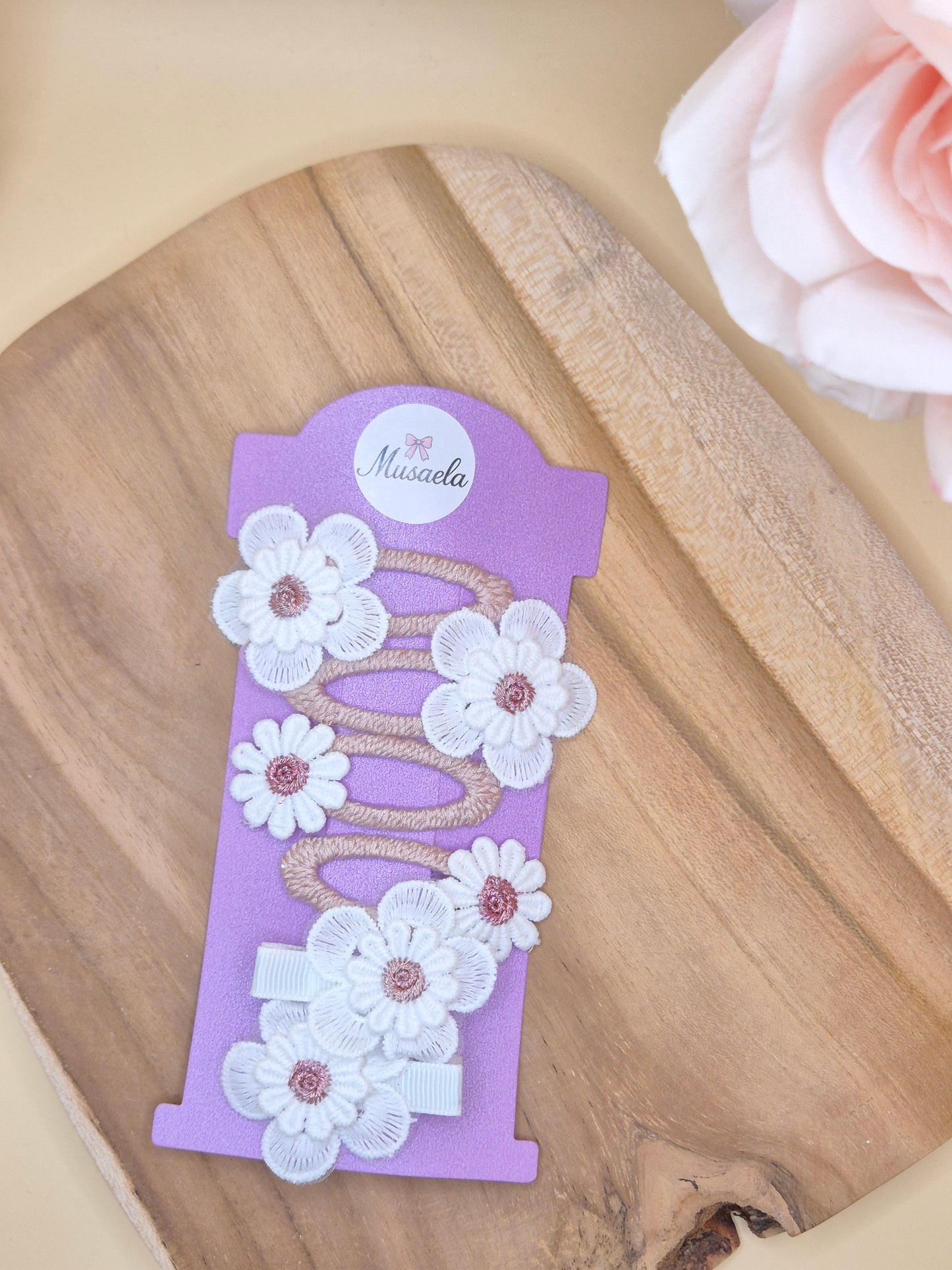 Schöne bestickte Haarspangen mit Gänseblümchen