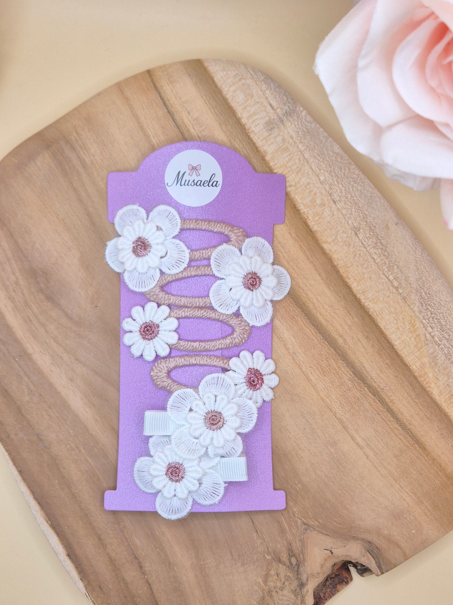 Schöne bestickte Haarspangen mit Gänseblümchen