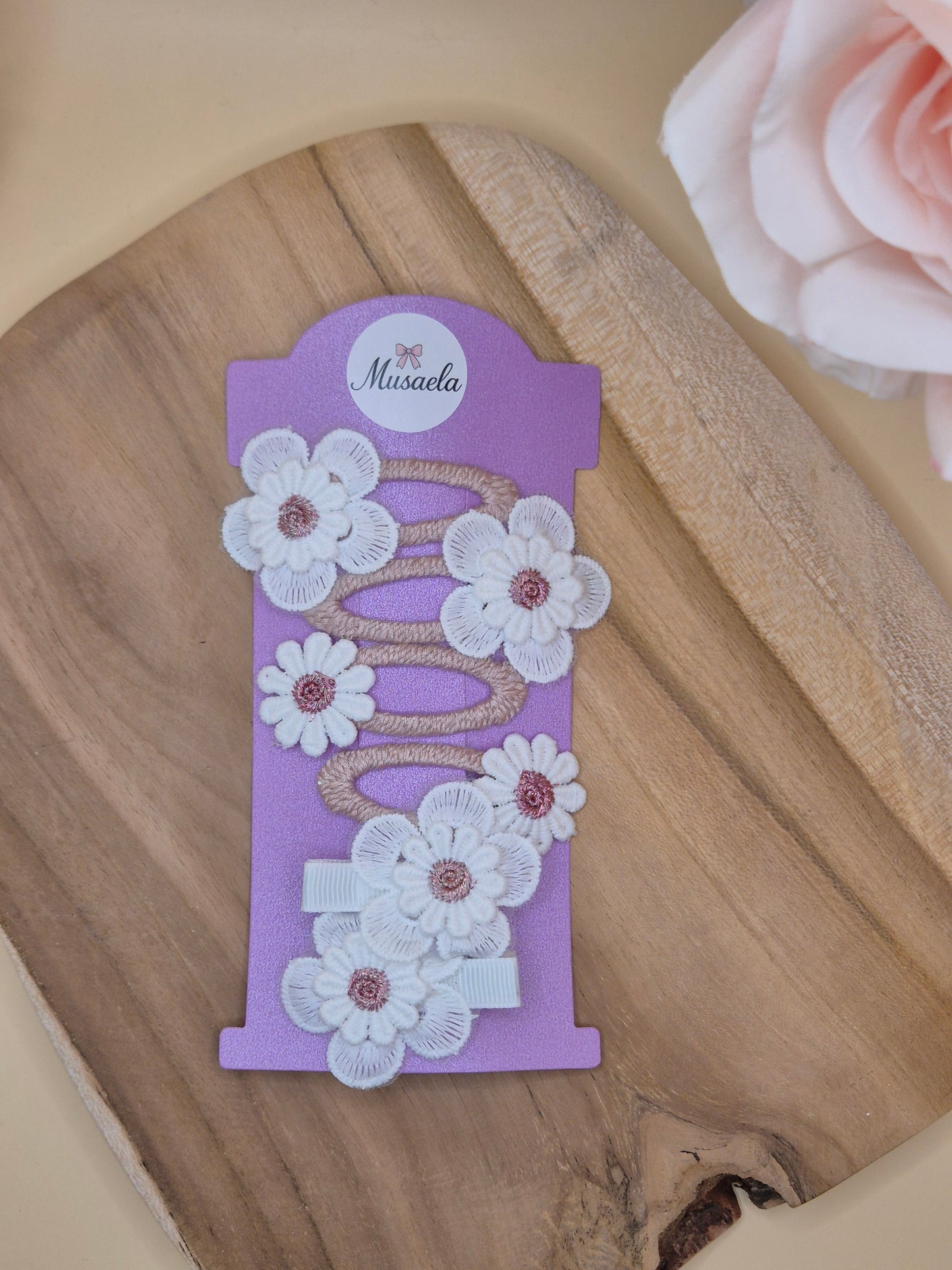 Schöne bestickte Haarspangen mit Gänseblümchen