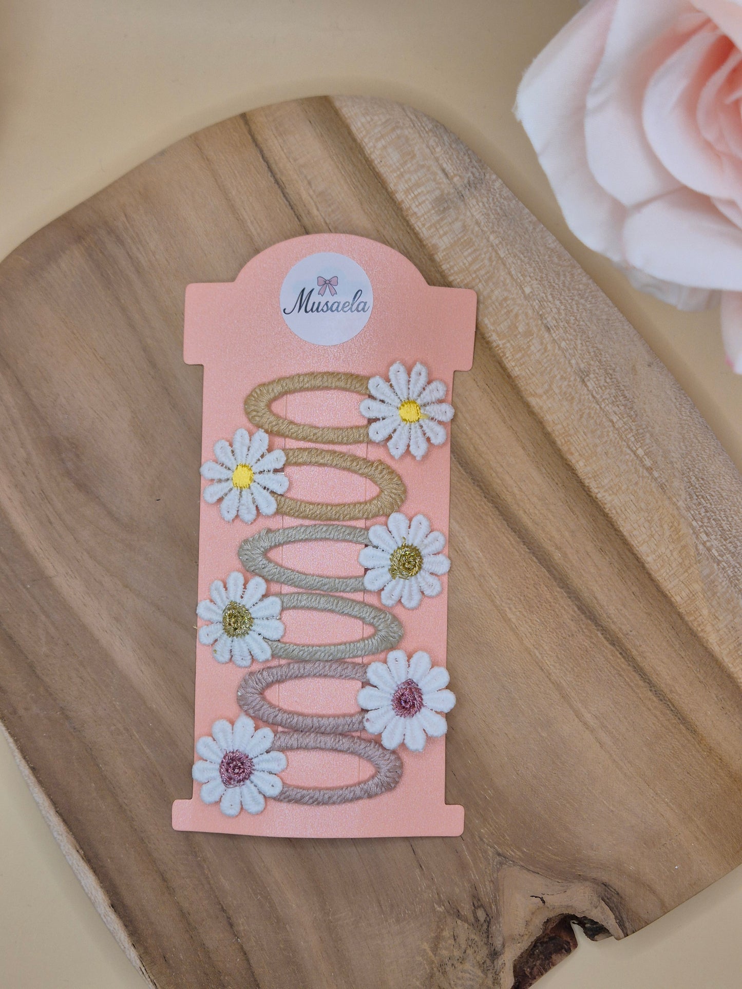 Schöne bestickte Haarspangen mit Gänseblümchen