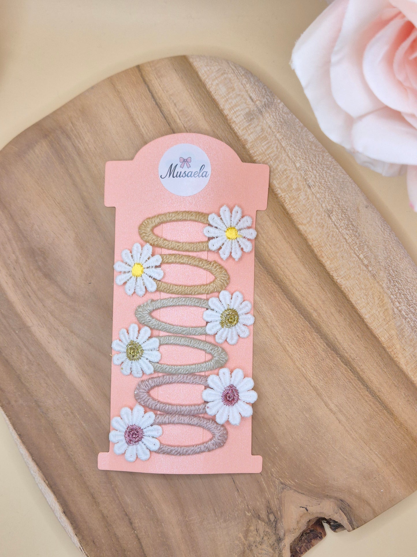 Schöne bestickte Haarspangen mit Gänseblümchen