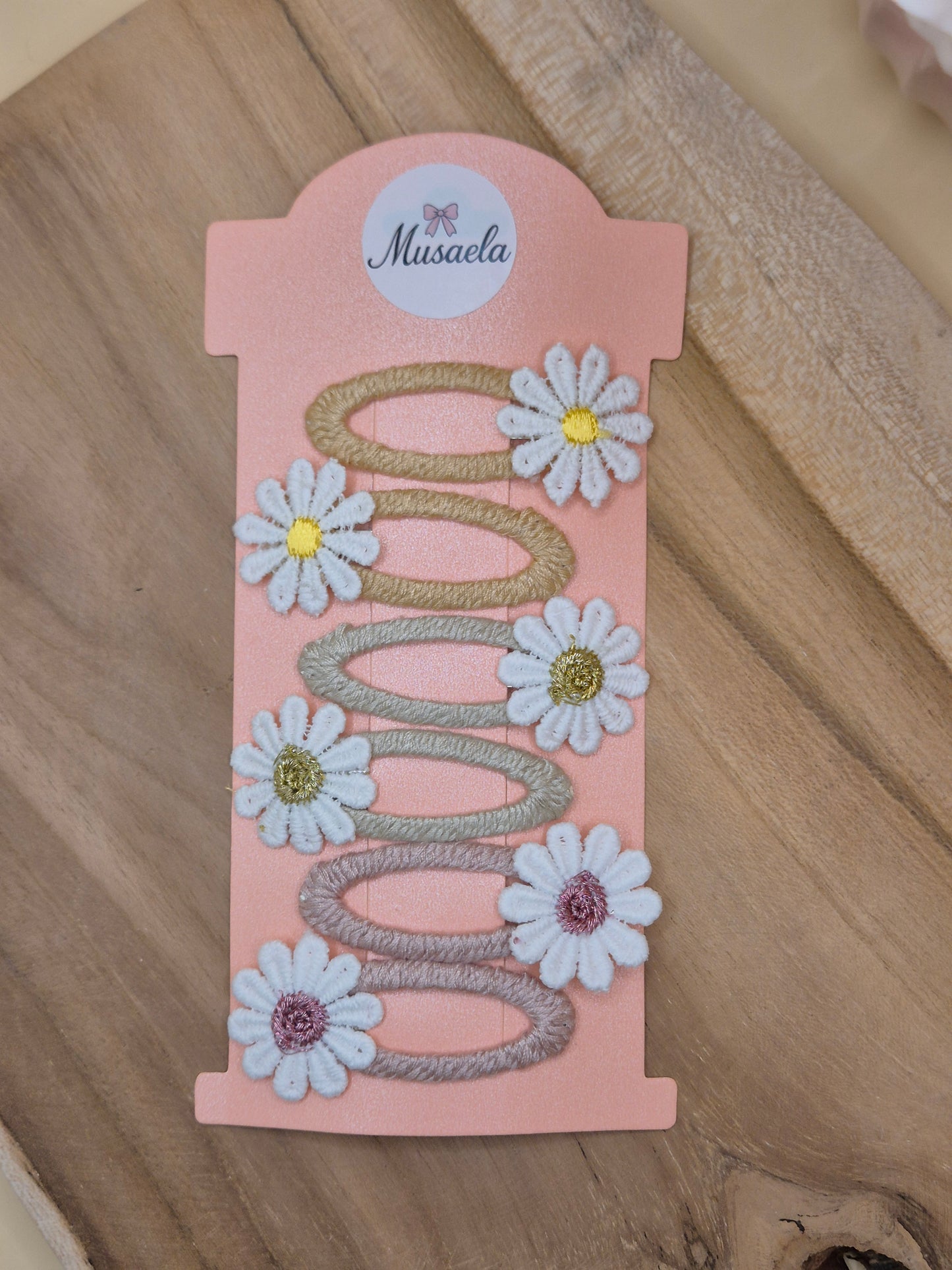 Schöne bestickte Haarspangen mit Gänseblümchen