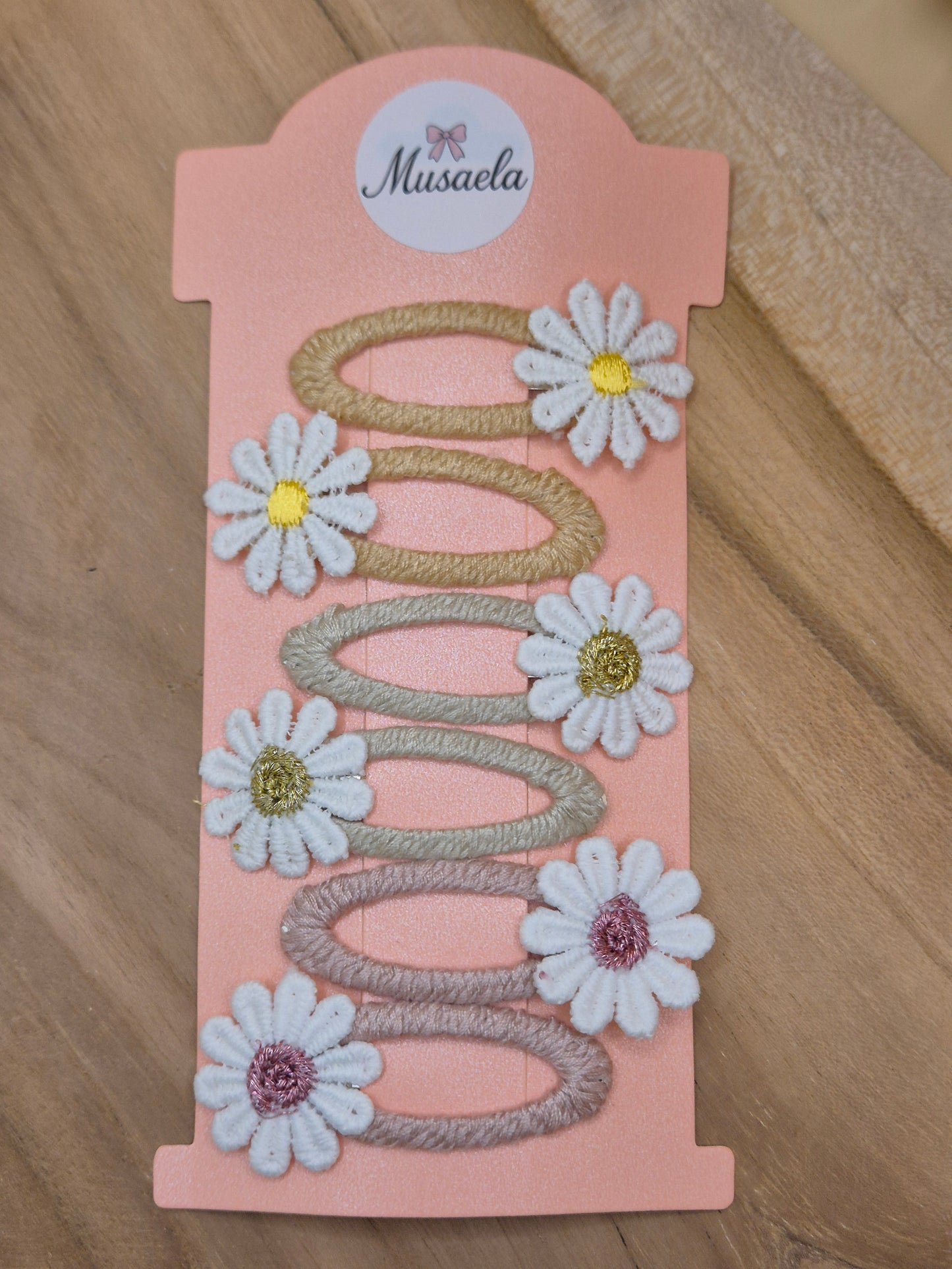 Schöne bestickte Haarspangen mit Gänseblümchen