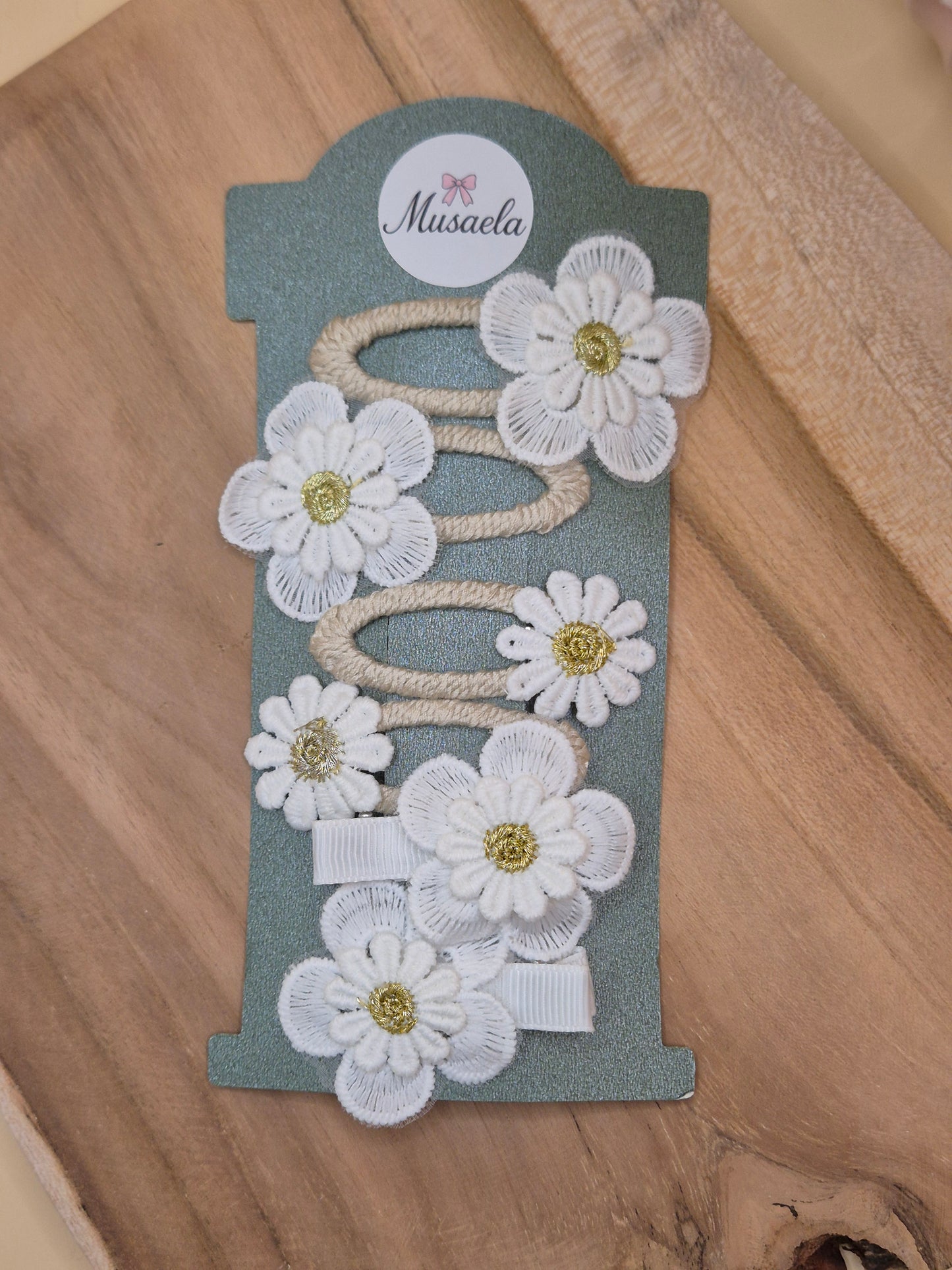 Schöne bestickte Haarspangen mit Gänseblümchen