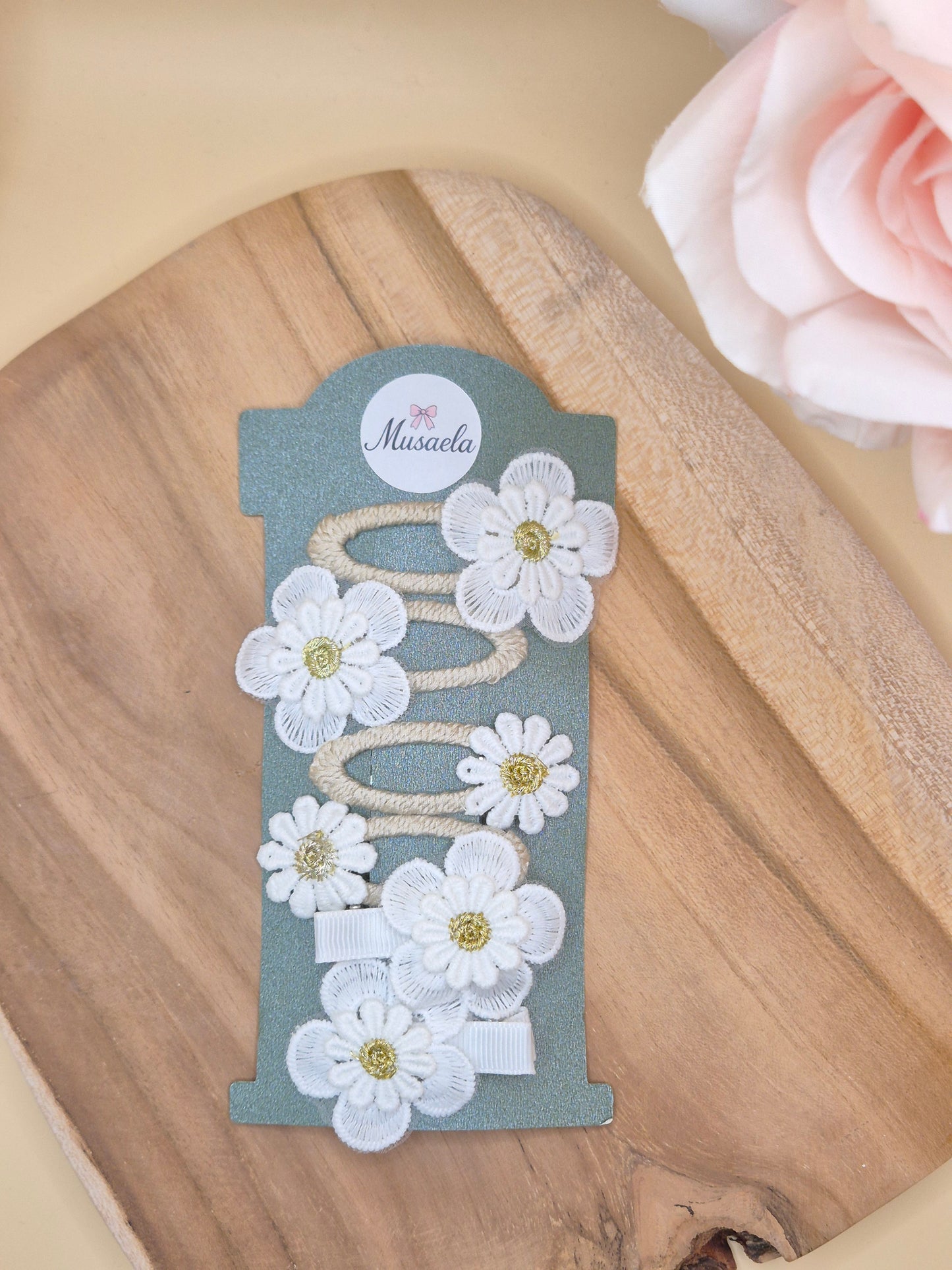 Schöne bestickte Haarspangen mit Gänseblümchen