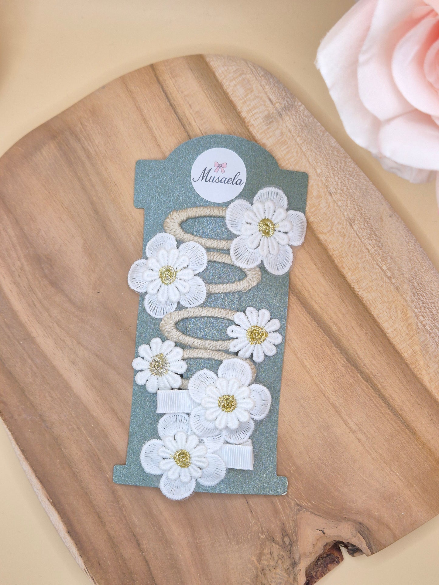 Schöne bestickte Haarspangen mit Gänseblümchen