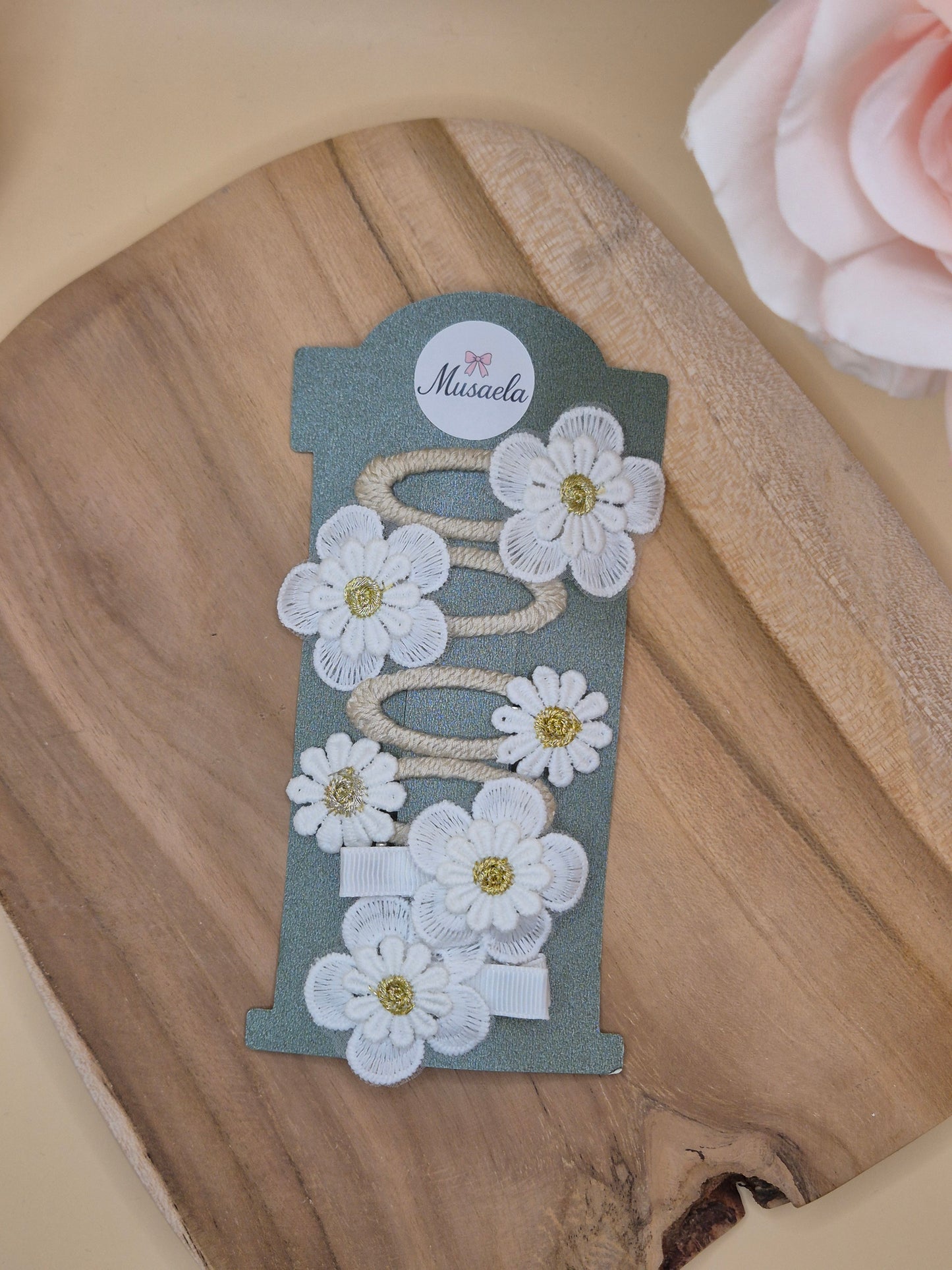 Schöne bestickte Haarspangen mit Gänseblümchen