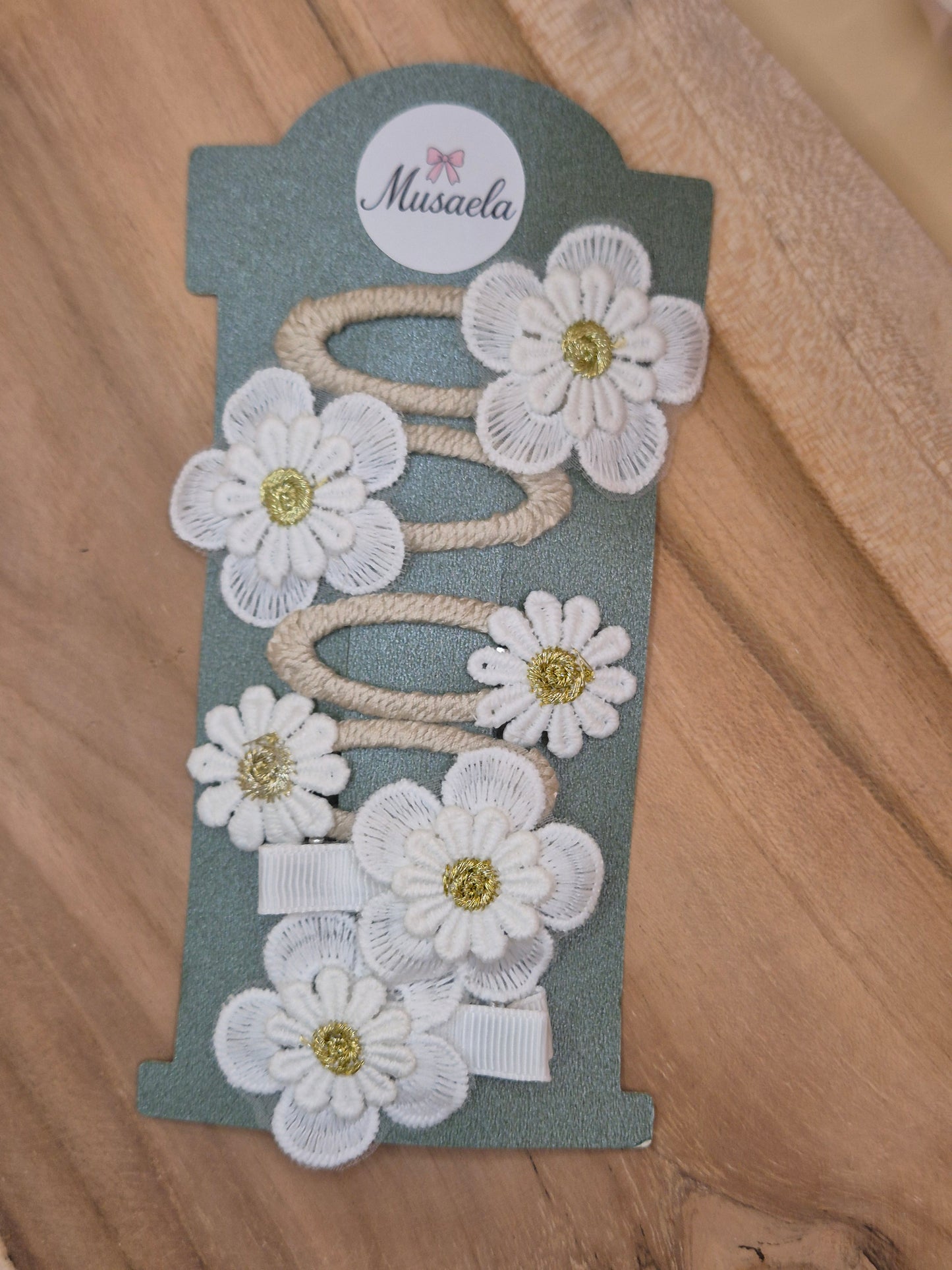 Schöne bestickte Haarspangen mit Gänseblümchen