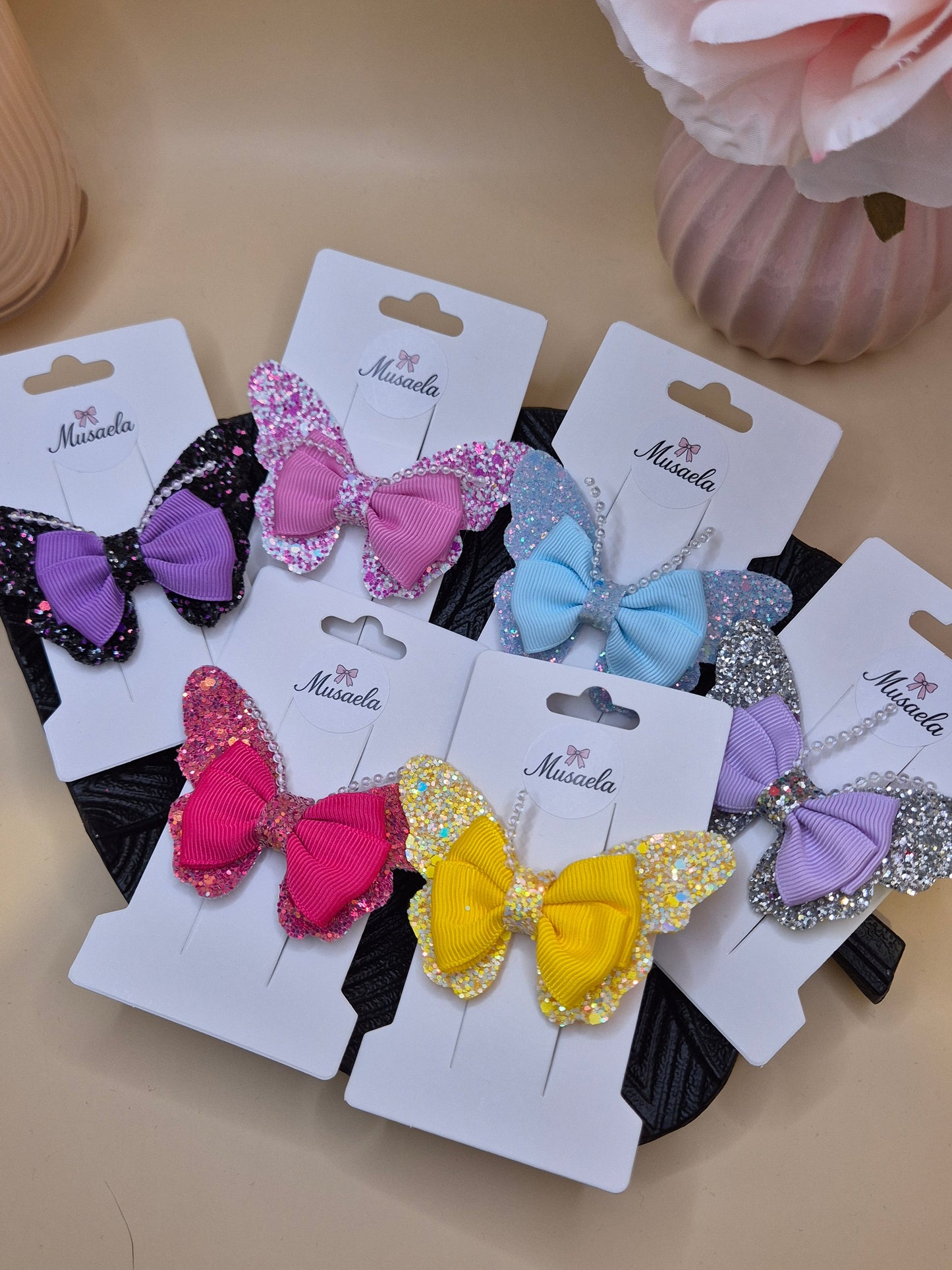 Haarspange mit großem Schmetterling Pailletten und Perlen