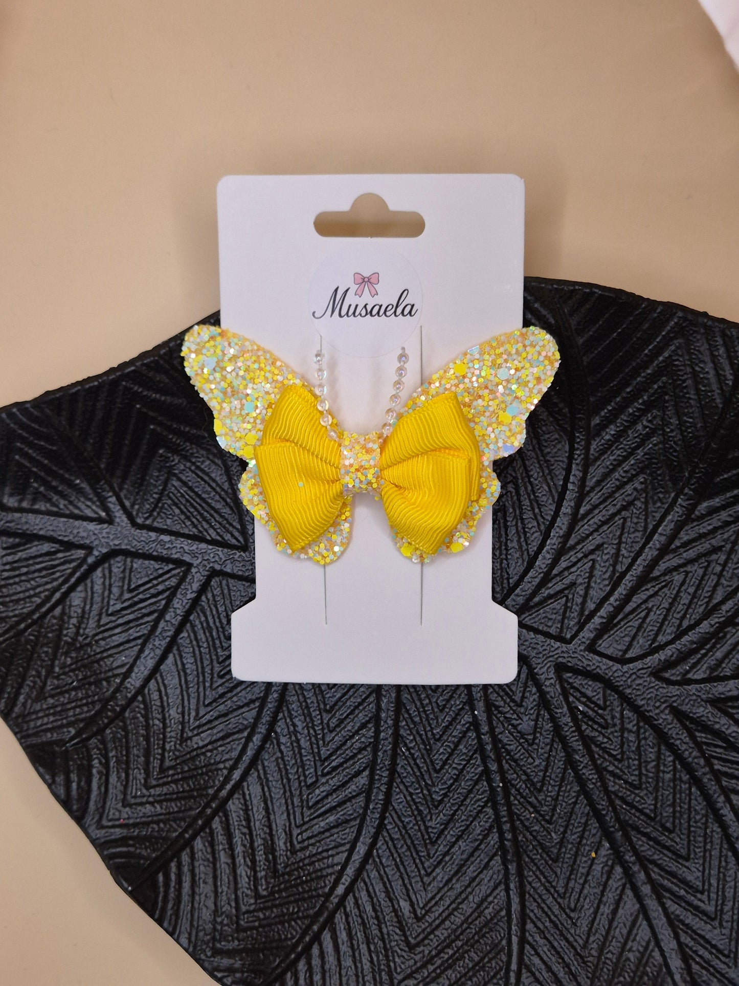 Haarspange mit großem Schmetterling Pailletten und Perlen