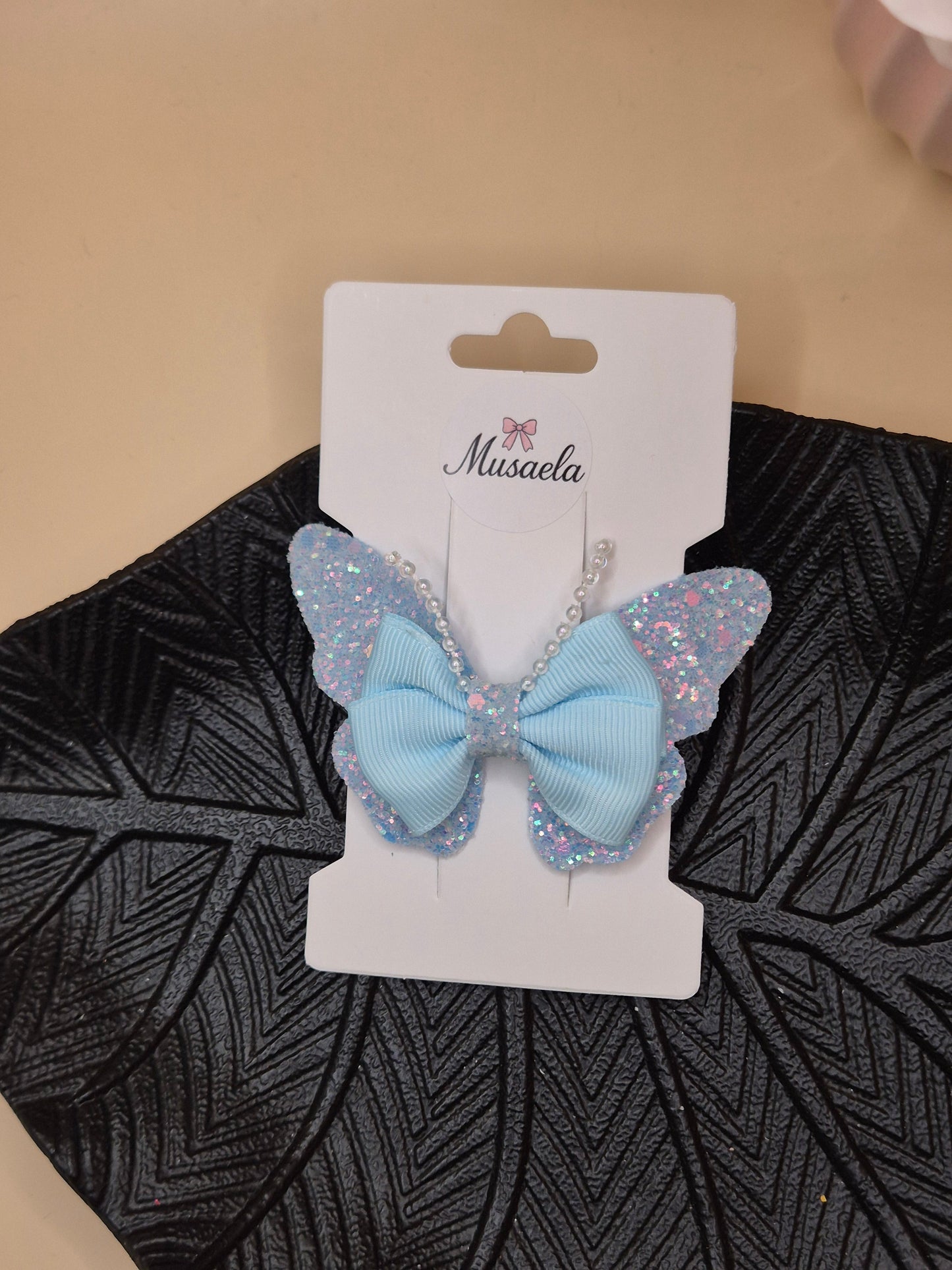 Haarspange mit großem Schmetterling Pailletten und Perlen