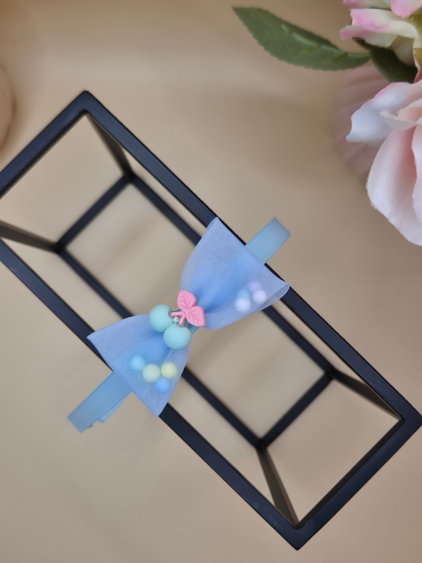 Haarreif mit Schleife mit bunten Kügelchen