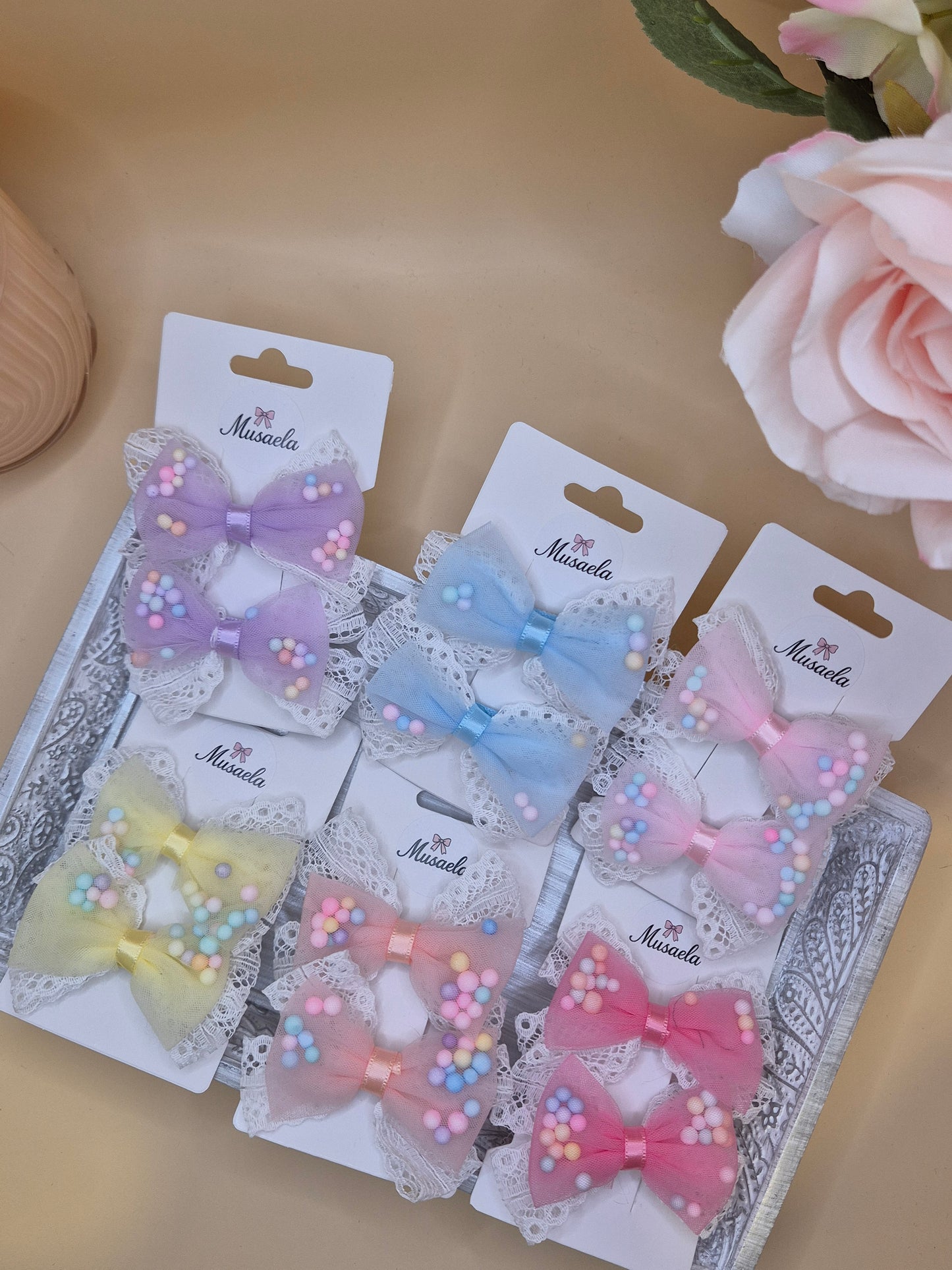 2er Set Haarspangen mit Schleife, Spitze und bunten Kügelchen