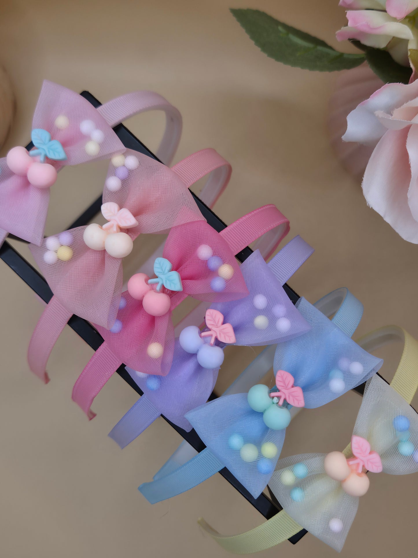 Haarreif mit Schleife mit bunten Kügelchen