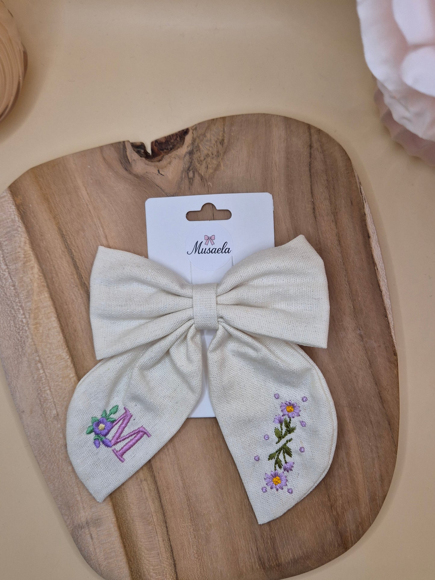 Große Haarschleife als Haarspange mit Bestickung Buchstabe und Blumen