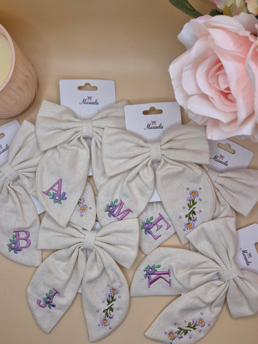 Große Haarschleife als Haarspange mit Bestickung Buchstabe und Blumen